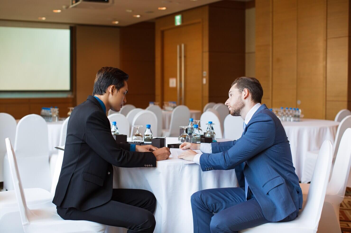 What’s the difference between half-day and full-day hotel meeting room packages? Find out in this guide!